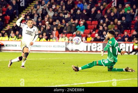 Cameron Archer de Middlesbrough (à gauche) marque le troisième but du match du championnat Sky Bet à Bramall Lane, Sheffield. Date de la photo: Mercredi 15 février 2023. Banque D'Images