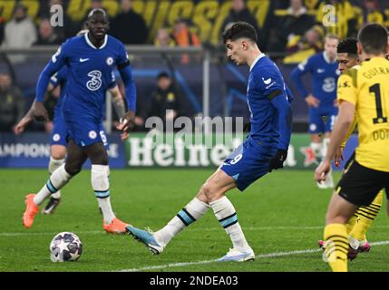 Dortmund, Allemagne. 15th févr. 2023. Football: Ligue des Champions, Borussia Dortmund - Chelsea FC, série de knockout, ronde de 16, première jambe, signal Iduna Park. Kai Havertz de Chelsea lutte pour le ballon. Credit: Federico Gambarini/dpa/Alay Live News Banque D'Images