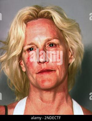 2013 , 7 juin , NEVADA , Etats-Unis : la célèbre erin BROCKOVICH américaine ( née Pattee , née 22 juin 1960 ), dans le mug-shot par la police Clark County Nevada détention Center , arrêté sur 7 juin , 2013, sur suspicion de bateau en état d'ébriété. . Brockovich est un commis juridique , dénonciateur , défenseur des consommateurs et militant de l'environnement qui a joué un rôle dans la construction d'une affaire contre Pacific Gas & Electric Company ( PG&E ) impliquant la contamination des eaux souterraines à Hinkley, Californie avec l'aide de l'avocat Ed Masry en 1993 . Leur procès couronné de succès a fait l'objet du film Oscar « Eri Banque D'Images