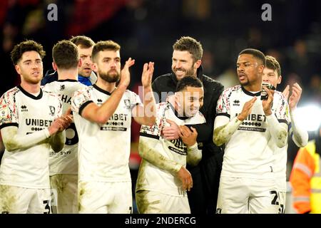 Michael Carrick, directeur de Middlesbrough (au centre) et les joueurs célèbrent après le coup de sifflet final lors du match du championnat Sky Bet à Bramall Lane, Sheffield. Date de la photo: Mercredi 15 février 2023. Banque D'Images