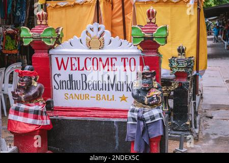 Bienvenue au marché de la plage de Sindhu à Sanur Bali, point d'entrée avec salutation décoré par deux statues de gardes démons dans le style traditionnel balinais, en gros plan Banque D'Images