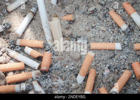 Mégots de cigarettes combinés dans un concept de disque de cigarettes de nombreux débris de cigarettes après avoir fumé Banque D'Images