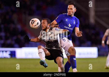 DaN Gardner, du club de football de l'association Oldham Athletic, se bat avec Dan Ward, du club de football de Gateshead, lors du match de la Vanarama National League entre Oldham Athletic et Gateshead à Boundary Park, Oldham, le mardi 14th février 2023. (Photo : Eddie Garvey | ACTUALITÉS MI) Credit : ACTUALITÉS MI et sport /Actualités Alay Live Banque D'Images