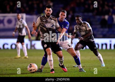 John Rooney, du club de football de l'association Oldham Athletic, se bat avec Louis Story du club de football de Gateshead lors du match de la Vanarama National League entre Oldham Athletic et Gateshead à Boundary Park, Oldham, le mardi 14th février 2023. (Photo : Eddie Garvey | ACTUALITÉS MI) Credit : ACTUALITÉS MI et sport /Actualités Alay Live Banque D'Images