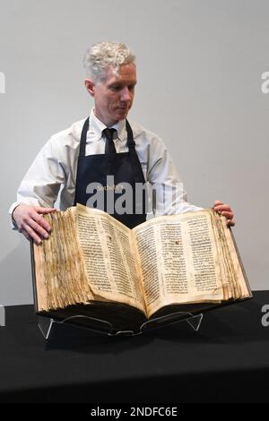 New York, États-Unis. 15th févr. 2023. Le Codex Sassoon est présenté avant la vente aux enchères par Sotheby's à New York, NY, sur 15 février 2023. Codex Sassoon est la Bible hébraïque la plus ancienne et la plus complète jamais découverte, datant du 9th siècle. (Photo par Efren Landaos/Sipa USA) crédit: SIPA USA/Alay Live News Banque D'Images