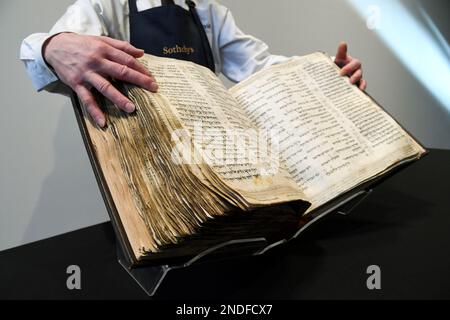 New York, États-Unis. 15th févr. 2023. Le Codex Sassoon est présenté avant la vente aux enchères par Sotheby's à New York, NY, sur 15 février 2023. Codex Sassoon est la Bible hébraïque la plus ancienne et la plus complète jamais découverte, datant du 9th siècle. (Photo par Efren Landaos/Sipa USA) crédit: SIPA USA/Alay Live News Banque D'Images