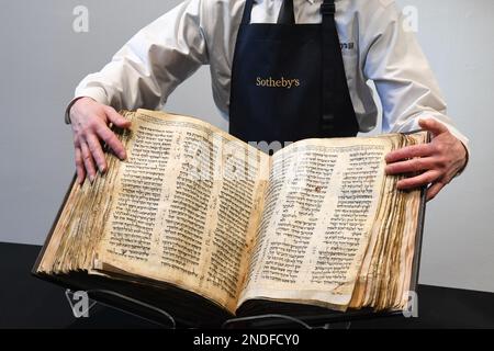 New York, États-Unis. 15th févr. 2023. Le Codex Sassoon est présenté avant la vente aux enchères par Sotheby's à New York, NY, sur 15 février 2023. Codex Sassoon est la Bible hébraïque la plus ancienne et la plus complète jamais découverte, datant du 9th siècle. (Photo par Efren Landaos/Sipa USA) crédit: SIPA USA/Alay Live News Banque D'Images