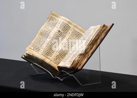 New York, États-Unis. 15th févr. 2023. Le Codex Sassoon est présenté avant la vente aux enchères par Sotheby's à New York, NY, sur 15 février 2023. Codex Sassoon est la Bible hébraïque la plus ancienne et la plus complète jamais découverte, datant du 9th siècle. (Photo par Efren Landaos/Sipa USA) crédit: SIPA USA/Alay Live News Banque D'Images