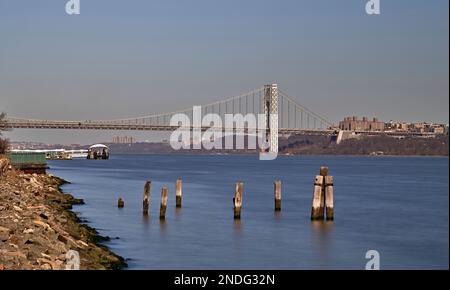Une longue exposition avec une vue sur le pont George Washington. En regardant New York depuis le sentier de randonnée de l'Hudson River à Edgewater, New Jersey. Banque D'Images