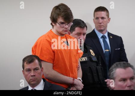 Buffalo, New York, États-Unis. 15th févr. 2023. (230215) -- BUFFALO (É.-U.), 15 février 2023 (Xinhua) -- Payton Gendron (C) est escorté dans la salle d'audience par des députés après une interruption de la peine à Buffalo, dans l'État de New York, aux États-Unis, le 15 février 2023. L'homme de 19 ans Payton Gendron, qui a commis la fusillade de masse en mai dernier à Buffalo, de l'État de New York, a été condamné à la prison à vie sans libération conditionnelle mercredi, comme prévu, tandis que la suprématie blanche s'est vue infliger des poursuites judiciaires. (Derek Gee/Buffalo News/Pool via Xinhua) Credit: Xinhua/Alay Live News Banque D'Images