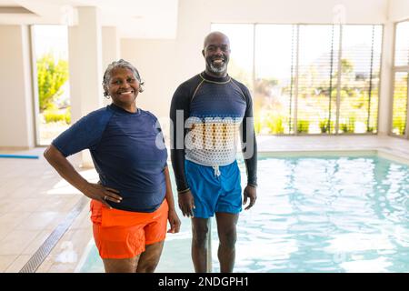 Portrait d'un couple senior afro-américain souriant au bord de la piscine. concept de vie et de vie senior retraite Banque D'Images