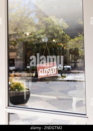 Près de la porte d'entrée du café avec panneau fermé. Café, temps libre et concept de ville. Banque D'Images