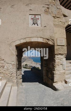 Arche avec image de Jésus-Christ, Plaza de la Torre, forteresse Castillo de Santa Barbara, Alicante, Espagne, Europe Banque D'Images