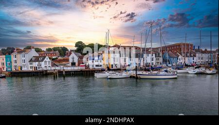 Port dans la ville de Weymouth, Royaume-Uni. Port de pêche au coucher du soleil à Weymouth, Dorset, Royaume-Uni Banque D'Images