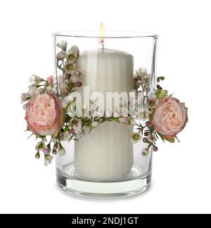 Porte-verre avec bougie en feu et décoration florale isolée sur blanc Banque D'Images