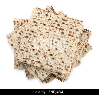 Matzos de Pâque isolé sur blanc, vue de dessus. Fête de Pesach Banque D'Images