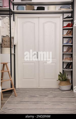 Intérieur de placard avec casier de rangement pour chaussures, vêtements et accessoires Banque D'Images