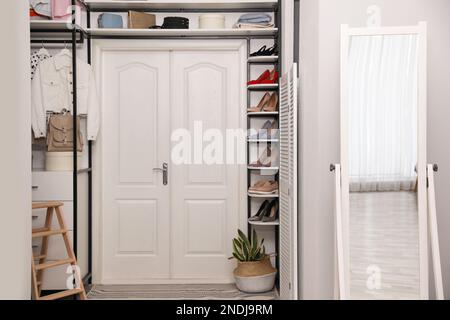 Intérieur de placard avec casier de rangement pour chaussures, vêtements et accessoires Banque D'Images