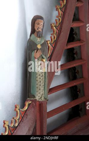 Figurine en bois de Saint Jude AKA Lebbaeus. Une des douze sculptures représentant les Apôtres de Jésus dans l'église Saint-Jean-Baptiste, Bere Regis, Dorset, Royaume-Uni. Banque D'Images