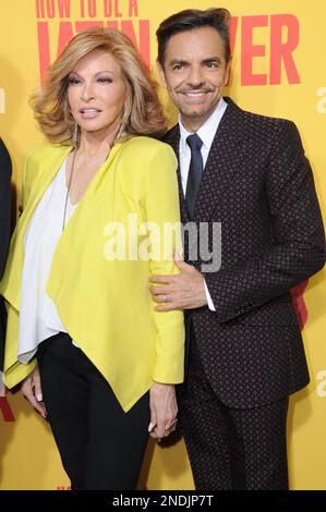 ARCHIVE: Raquel Welch Dies at 82: 26 avril 2017 - Hollywood, Californie - Raquel Welch, Eugenio Derbez. Première à Los Angeles de ''How to be A Latin Lover'' tenue à ArcLight Hollywood à Hollywood. (Credit image: © Birdie Thompson/AdMedia via ZUMA Press Wire) USAGE ÉDITORIAL SEULEMENT! Non destiné À un usage commercial ! Banque D'Images