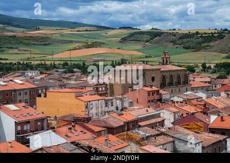 Vue sur le couvent de San Francisco depuis Saint-Domingue de la Calzada, Belltower, Cathédrale de Saint-Domingue de la Calzada, la Rioja, Espagne, Europe Banque D'Images