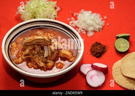 Cuisine mexicaine typique, assiette de pozole avec maïs, viande, légumes et toasts Banque D'Images