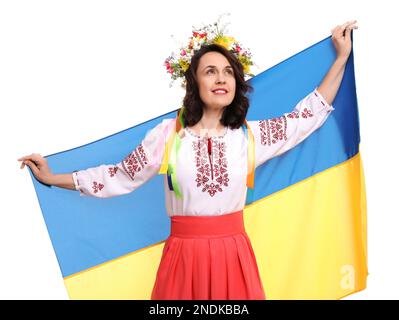 Femme heureuse en vêtements nationaux avec drapeau de l'Ukraine sur fond blanc Banque D'Images