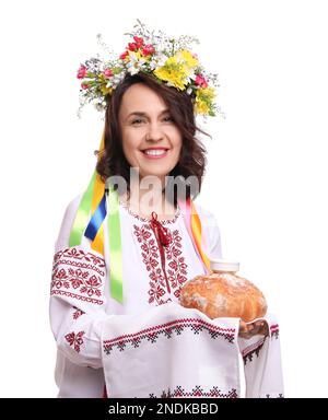 Femme heureuse dans les vêtements nationaux ukrainiens avec korovai traditionnel sur fond blanc Banque D'Images