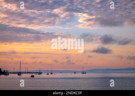 Un magnifique coucher de soleil depuis la plage de Del Monte, à côté du port de Monterey Banque D'Images