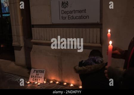 Londres, Royaume-Uni. 15 février 2023. Des personnes et des partisans transgenres assistent à une veillée aux chandelles pour Brianna Ghey, adolescente transgenre, qui s'est tenue à l'extérieur du Ministère de l'éducation. Brianna Ghey, 16 ans, a été retrouvée poignardée à mort dans un parc de Warrington le 11 février et un garçon et une fille, tous deux âgés de 15 ans, ont depuis été accusés par la police de Cheshire de son meurtre. Son cas fait également l'objet d'une enquête en tant que crime de haine possible. Crédit : Mark Kerrison/Alamy Live News Banque D'Images