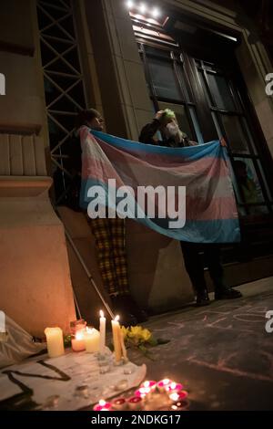 Londres, Royaume-Uni. 15 février 2023. Des personnes et des partisans transgenres assistent à une veillée aux chandelles pour Brianna Ghey, adolescente transgenre, qui s'est tenue à l'extérieur du Ministère de l'éducation. Brianna Ghey, 16 ans, a été retrouvée poignardée à mort dans un parc de Warrington le 11 février et un garçon et une fille, tous deux âgés de 15 ans, ont depuis été accusés par la police de Cheshire de son meurtre. Son cas fait également l'objet d'une enquête en tant que crime de haine possible. Crédit : Mark Kerrison/Alamy Live News Banque D'Images