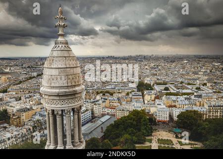 Horizon de Paris dans des nuages de tempête avec la Défense au-dessus des toits parisiens de Montmartre, Paris, France Banque D'Images