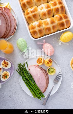 Jambon, asperges et mini quiches pour le brunch de l'Eater servis sur une assiette Banque D'Images