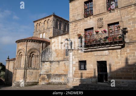 Maison par Santillana del Mar Collégiale, Santillana del Mar, Cantabrie, Espagne, Europe Banque D'Images