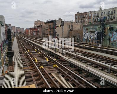 BROOKLYN, NEW YORK – 7 janvier 2023 : les pistes de métro de New York sont visibles à Brooklyn. Banque D'Images