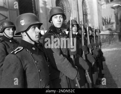 Soldats du régiment SS Totenkopf de 10th lors de la relève de la garde au château royal de Cracovie. Source Nac.gov.pl Banque D'Images