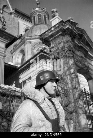 Un soldat du régiment SS Totenkopf de 10th (portant un manteau de peau de mouton) sur la garde devant la cathédrale de Wawel. Source Nac.gov.pl Banque D'Images