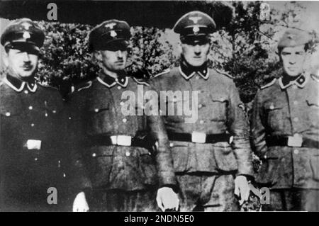 Membres de Totenkopfverbände du camp d'extermination de Treblinka (à partir de la gauche): Paul Bredow, Willi Mentz, Max Möller et Josef Hirtreiter. L'unité des gardes de Totenkopf était une unité distincte au sein de la SS et était responsable de la gestion des camps de concentration et d'extermination. Ils se distinguent par l'emblème de la tête de la mort sur leur revers. La division de 3rd SS Panzer portait le nom de Totenkopf mais était une unité de combat qui n'était pas impliquée dans l'administration des camps. Banque D'Images