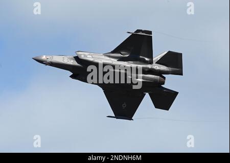 Un F-35A Lightning II avec le 60th Fighter Squadron, 33rd Fighter Wing, prend son envol de la base aérienne navale de Key West, en Floride, le 13 février 2023. L'espace aérien ouvert et les conditions météorologiques optimales à NAS Key West permettent aux pilotes du 60th Fighter Squadron d'utiliser les portées aériennes dans les minutes qui suivent le décollage et d'éviter les retards de brouillard printanier qui ont un impact sur l'entraînement à la station d'accueil. (É.-U. Photo de la Force aérienne par des aviateurs Christian Corley) Banque D'Images