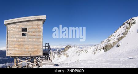 Cabane de montagne, station météorologique, remontée mécanique, sur le glacier de Blackcomb. Banque D'Images