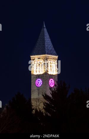 Ithaca, New York, États-Unis - 14 février 2023 : photo nocturne de la tour de l'horloge McGraw avec horloge face au coeur, un point de repère distinctif de l'université de Cornell. Banque D'Images