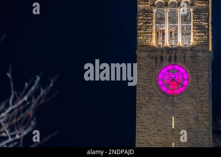 Ithaca, New York, États-Unis - 14 février 2023 : photo nocturne de la tour de l'horloge McGraw avec horloge face au coeur, un point de repère distinctif de l'université de Cornell. Banque D'Images