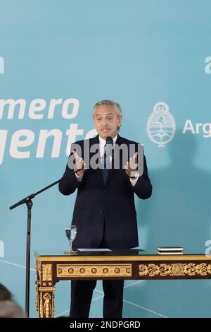 Buenos Aires, Argentine. 15th févr. 2023. Le Président de la Nation Alberto Fernandez a juré dans le nouveau chef des Ministres de la Nation Agustín Rossi à la Chambre du Gouvernement. (Photo par Esteban Osorio/Pacific Press) crédit: Pacific Press Media production Corp./Alay Live News Banque D'Images