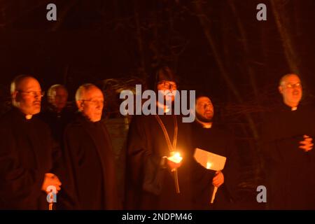 Whitinsville, Massachusetts, États-Unis. 14th févr. 2023. Le cermonisme du feu appelé Trndez, à Whitinsville, Massachusetts, à l'église de la mère de Dieu Hoyl après une messe de l'Église apostolique arménienne célébrant la présentation de Jésus au Temple. Trndez (également le jour de Tyarndarach et de Candlemas) est une fête de purification dans l'Eglise apostolique arménienne et les Eglises catholiques arméniennes, célébrée 40 jours après la naissance de Jésus. Les deux églises célèbrent cela à différents jours, le 13th (avec des célébrations à la veille du 14th février) et le 2nd février. (Credit image: © Kenneth Martin/ZUMA Press Wir Banque D'Images