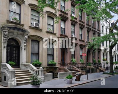 Une rue attrayante de maisons de ville bien conservées datant de 19th ans dans le quartier de Brooklyn Heights à New York. Banque D'Images