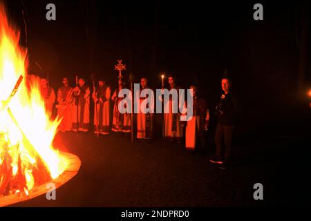 Whitinsville, Massachusetts, États-Unis. 14th févr. 2023. Le cermonisme du feu appelé Trndez, à Whitinsville, Massachusetts, à l'église de la mère de Dieu Hoyl après une messe de l'Église apostolique arménienne célébrant la présentation de Jésus au Temple. Trndez (également le jour de Tyarndarach et de Candlemas) est une fête de purification dans l'Eglise apostolique arménienne et les Eglises catholiques arméniennes, célébrée 40 jours après la naissance de Jésus. Les deux églises célèbrent cela à différents jours, le 13th (avec des célébrations à la veille du 14th février) et le 2nd février. (Credit image: © Kenneth Martin/ZUMA Press Wir Banque D'Images