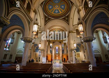 Bronx, NY - Etats-Unis - 11 févr. 2023 intérieur de la rue byzantine de style révival L'église de Raymond, une église paroissiale dans le Bronx. Conçu par George H. Stree Banque D'Images