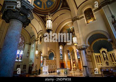 Bronx, NY - Etats-Unis - 11 févr. 2023 intérieur de la rue byzantine de style révival L'église de Raymond, une église paroissiale dans le Bronx. Conçu par George H. Stree Banque D'Images