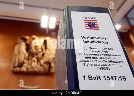 CLASSÉ - 20 décembre 2022, Bade-Wurtemberg, Karlsruhe: Sur une table dans la salle d'audience de la Cour constitutionnelle fédérale est un dossier sur le procès de l'analyse approfondie des données par la police. La police veut utiliser un nouveau logiciel pour analyser de grands ensembles de données afin de repérer plus rapidement les criminels potentiels. Les critiques craignent que le programme informatique ne devienne rapidement un poulpe de données et ne s'arrête même pas à des innocents. Afin de respecter des directives strictes pour son utilisation, ils ont intenté une action en justice à Karlsruhe. Jeudi (10 heures), la Cour constitutionnelle fédérale annoncera sa décision. Photo: Uli Banque D'Images