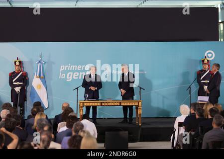 Buenos Aires, Argentine. 15th févr. 2023. Le Président de la Nation Alberto Fernandez a juré dans le nouveau chef des Ministres de la Nation Agustín Rossi à la Chambre du Gouvernement. (Credit image: © Esteban Osorio/Pacific Press via ZUMA Press Wire) USAGE ÉDITORIAL SEULEMENT! Non destiné À un usage commercial ! Banque D'Images